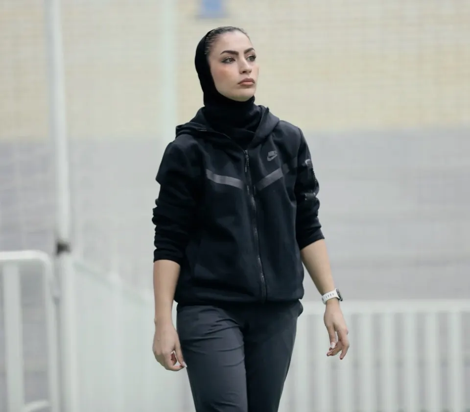 مارال سفیدگری در زمین تمرین | مارال فیت مارال سفیدگری، مربی مارال فیت، با لباس ورزشی مشکی در زمین تمرین