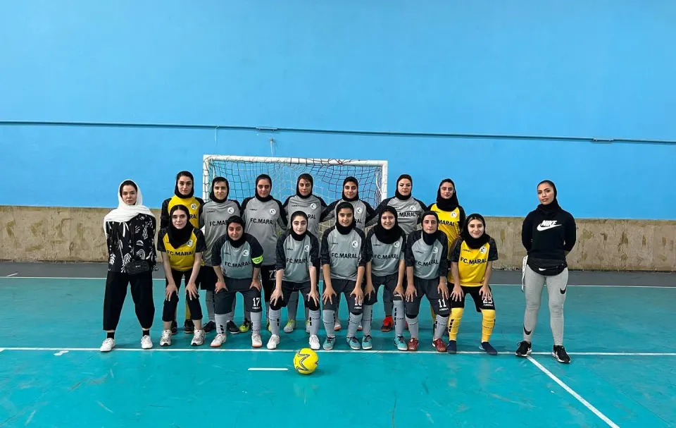 مارال سفیدگری و تیم فوتسال بانوان FC Maral | مارال فیت مارال سفیدگری، مربی تیم فوتسال بانوان FC Maral، در کنار بازیکنان تیم | مارال فیت